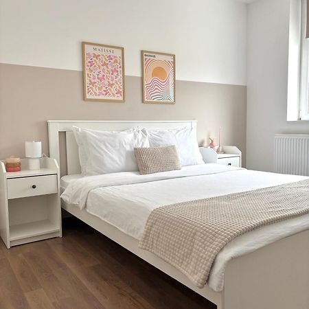 Wanderlust Home Cream, Rasnov Apt For 4, Wifi And Free Parking Esterno foto