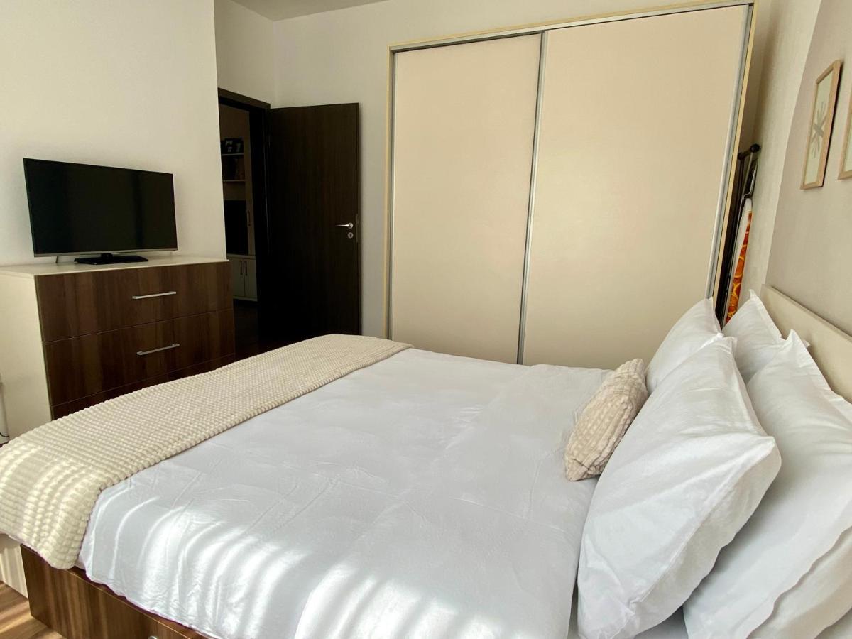 Wanderlust Home Cream, Rasnov Apt For 4, Wifi And Free Parking Esterno foto