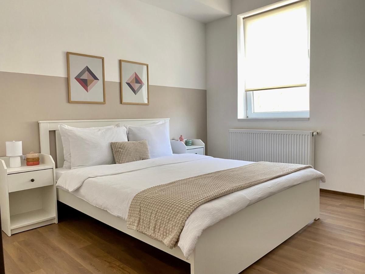 Wanderlust Home Cream, Rasnov Apt For 4, Wifi And Free Parking Esterno foto