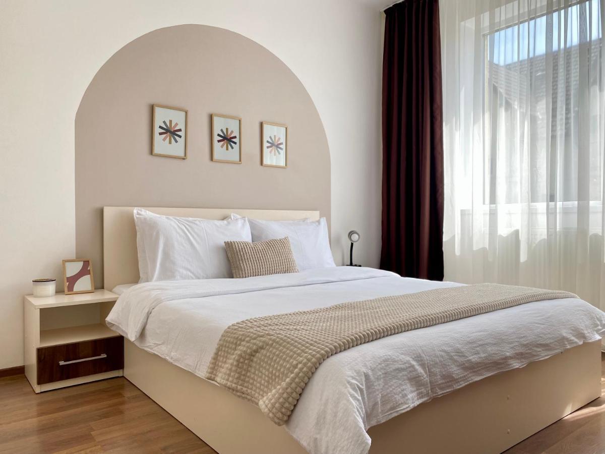 Wanderlust Home Cream, Rasnov Apt For 4, Wifi And Free Parking Esterno foto