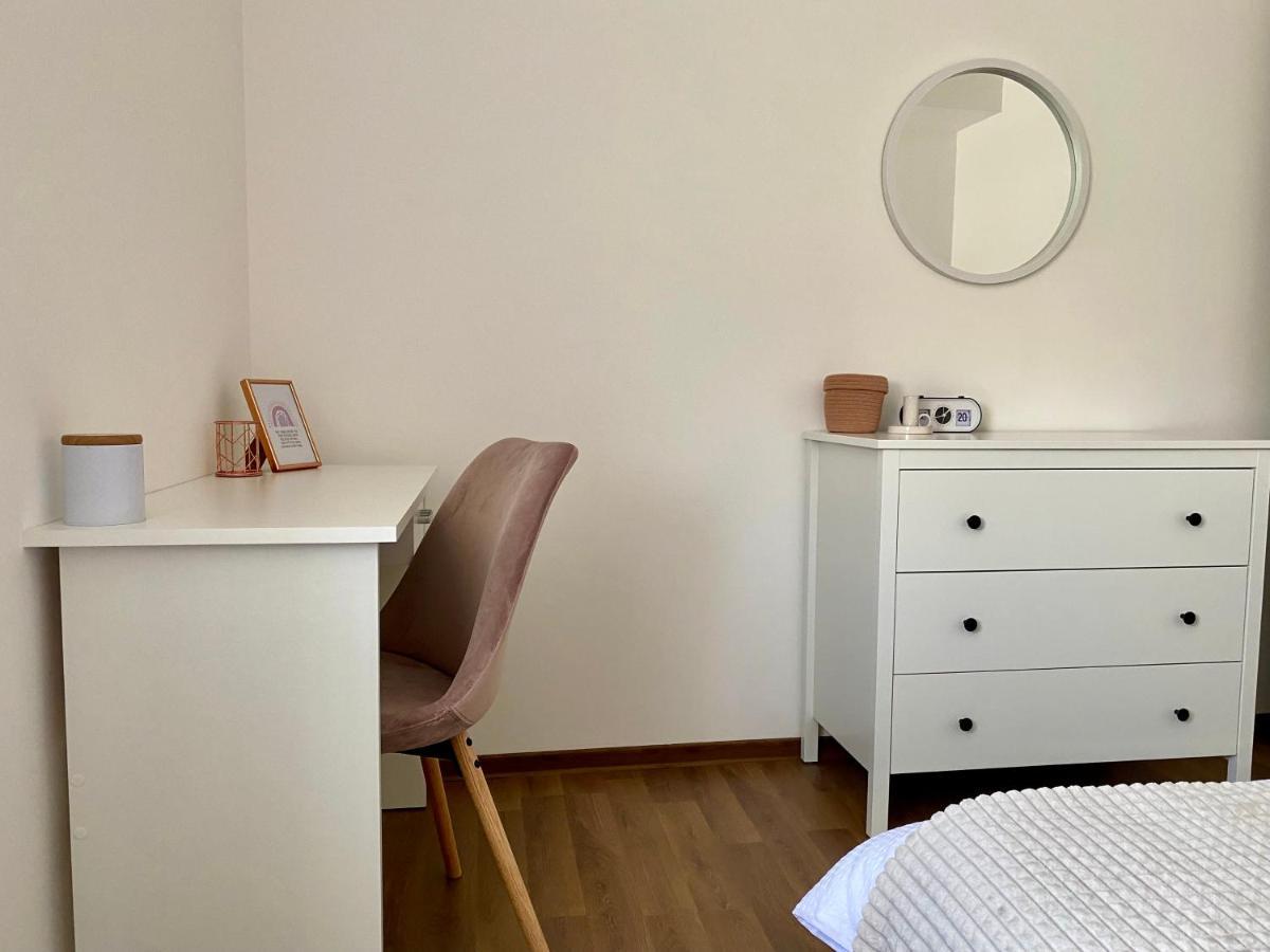 Wanderlust Home Cream, Rasnov Apt For 4, Wifi And Free Parking Esterno foto