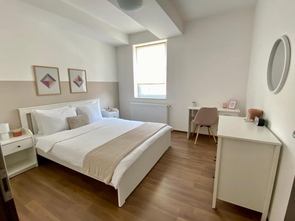 Wanderlust Home Cream, Rasnov Apt For 4, Wifi And Free Parking Esterno foto