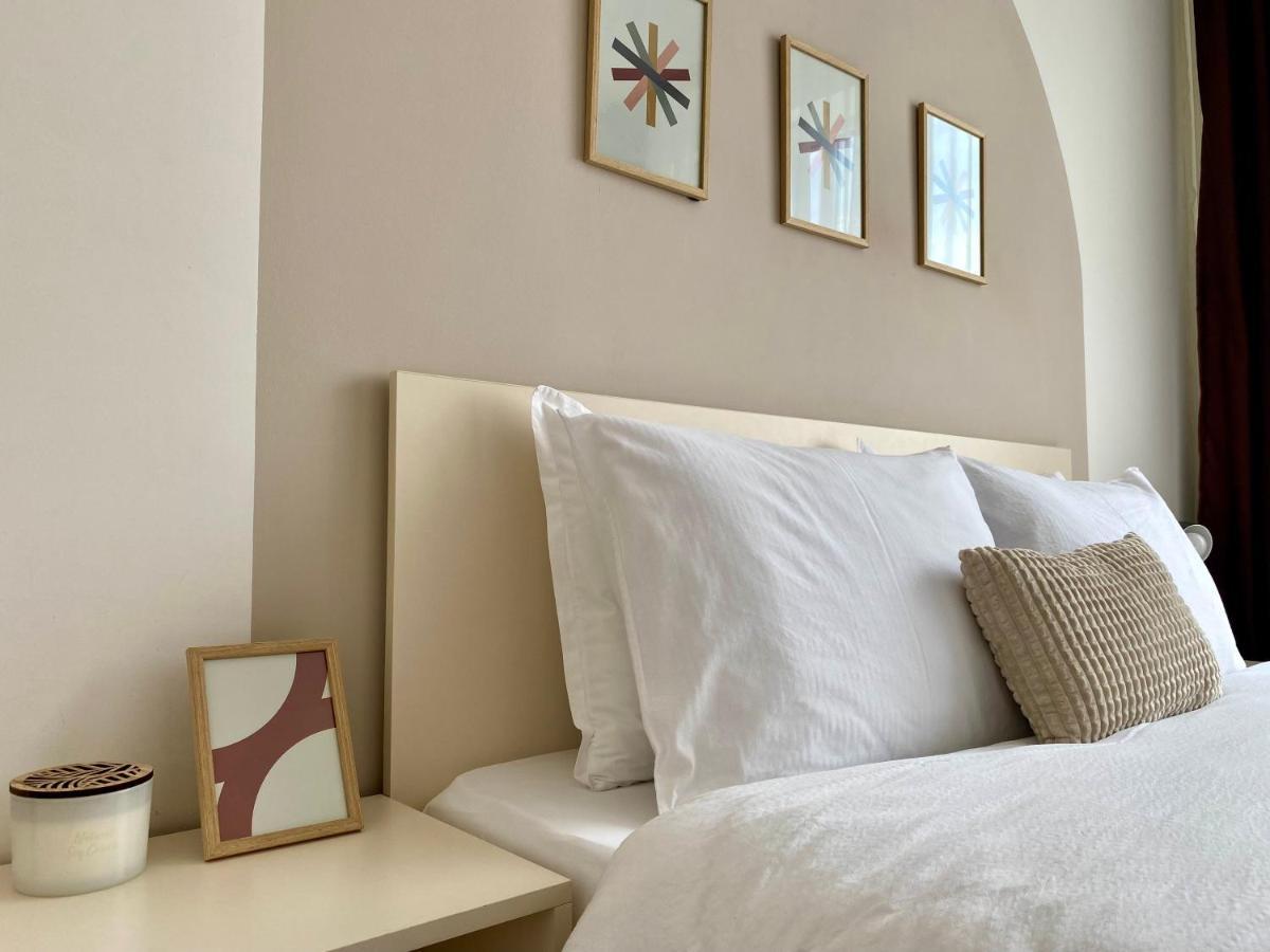 Wanderlust Home Cream, Rasnov Apt For 4, Wifi And Free Parking Esterno foto