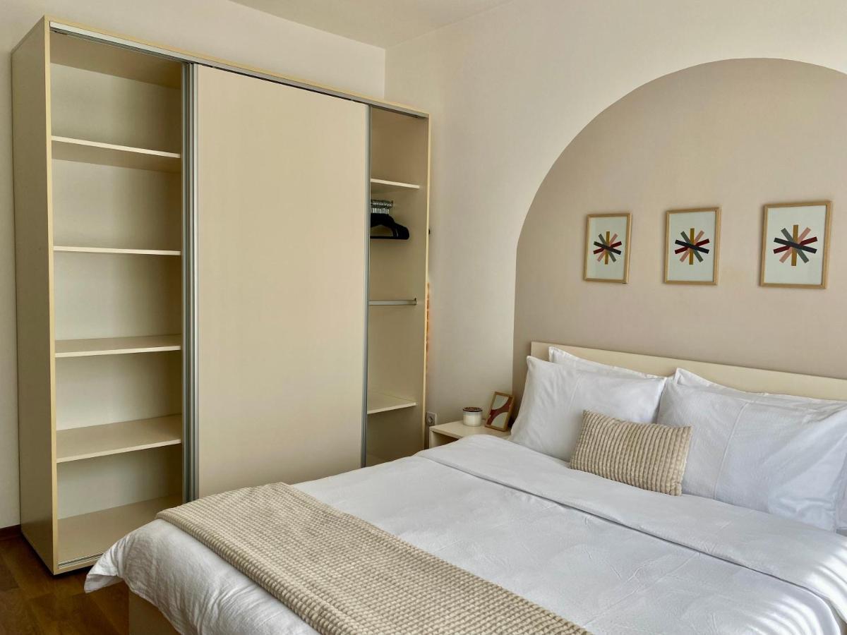 Wanderlust Home Cream, Rasnov Apt For 4, Wifi And Free Parking Esterno foto