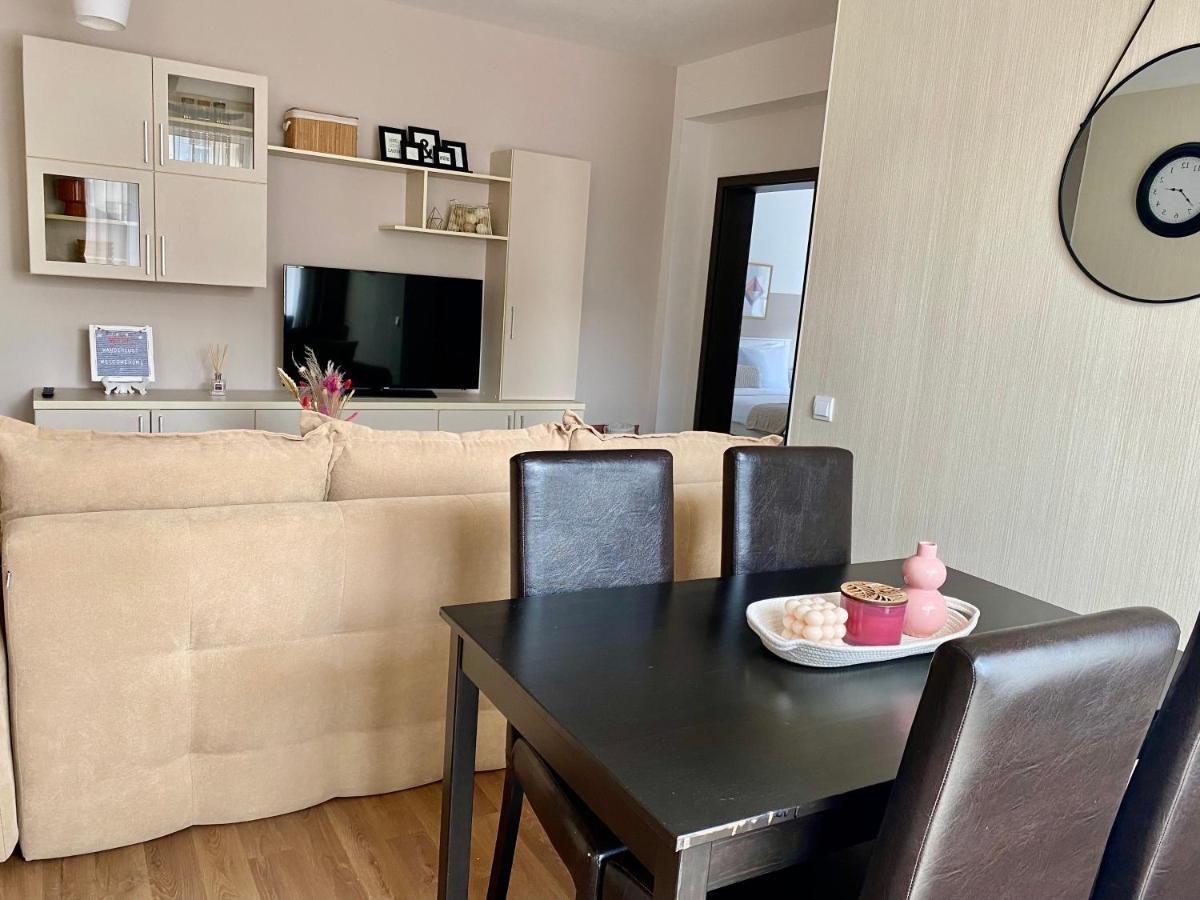 Wanderlust Home Cream, Rasnov Apt For 4, Wifi And Free Parking Esterno foto