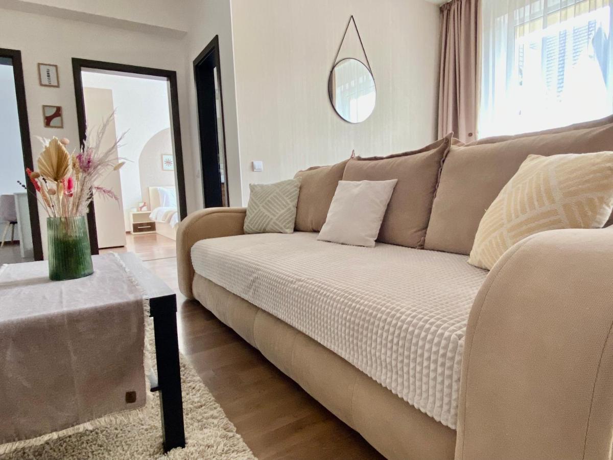 Wanderlust Home Cream, Rasnov Apt For 4, Wifi And Free Parking Esterno foto