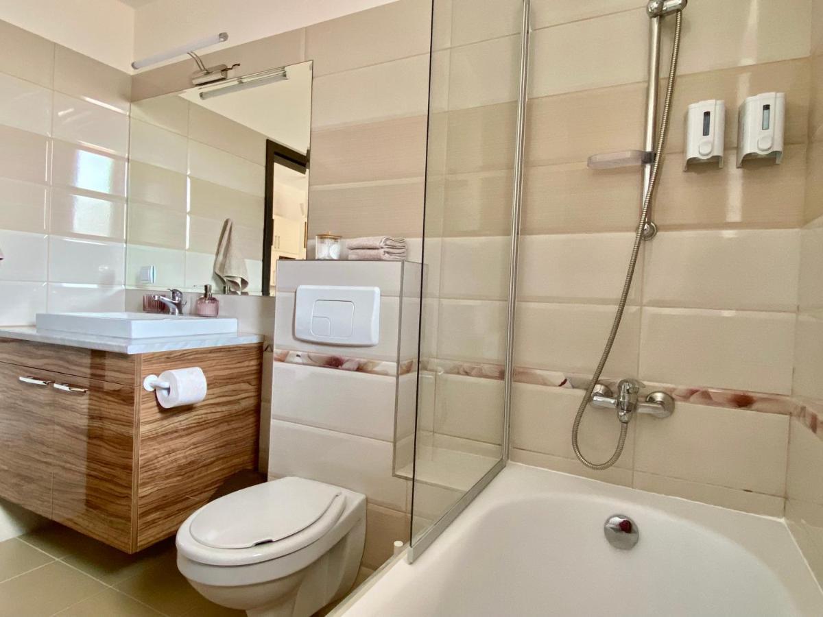 Wanderlust Home Cream, Rasnov Apt For 4, Wifi And Free Parking Esterno foto