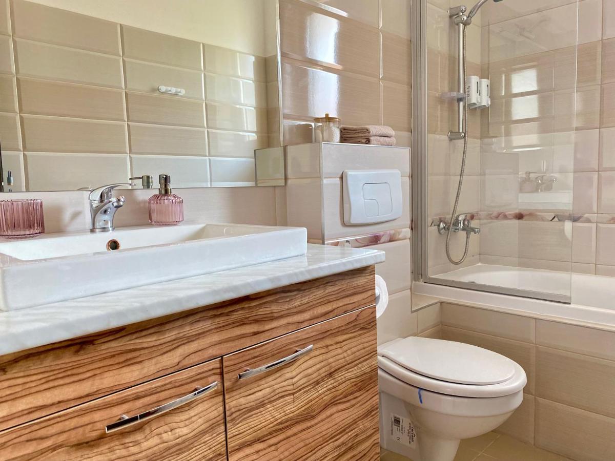 Wanderlust Home Cream, Rasnov Apt For 4, Wifi And Free Parking Esterno foto