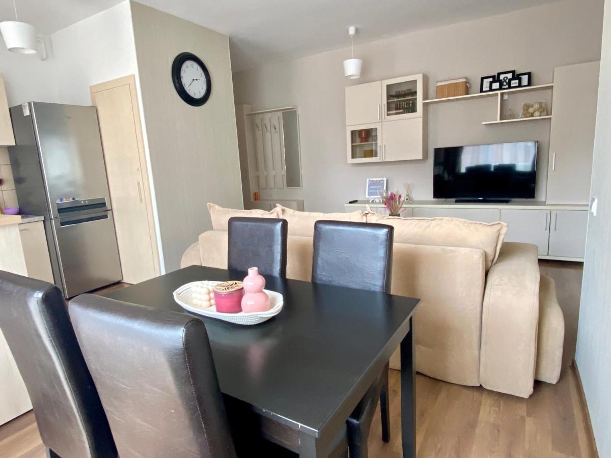 Wanderlust Home Cream, Rasnov Apt For 4, Wifi And Free Parking Esterno foto