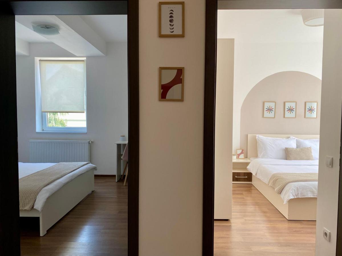 Wanderlust Home Cream, Rasnov Apt For 4, Wifi And Free Parking Esterno foto