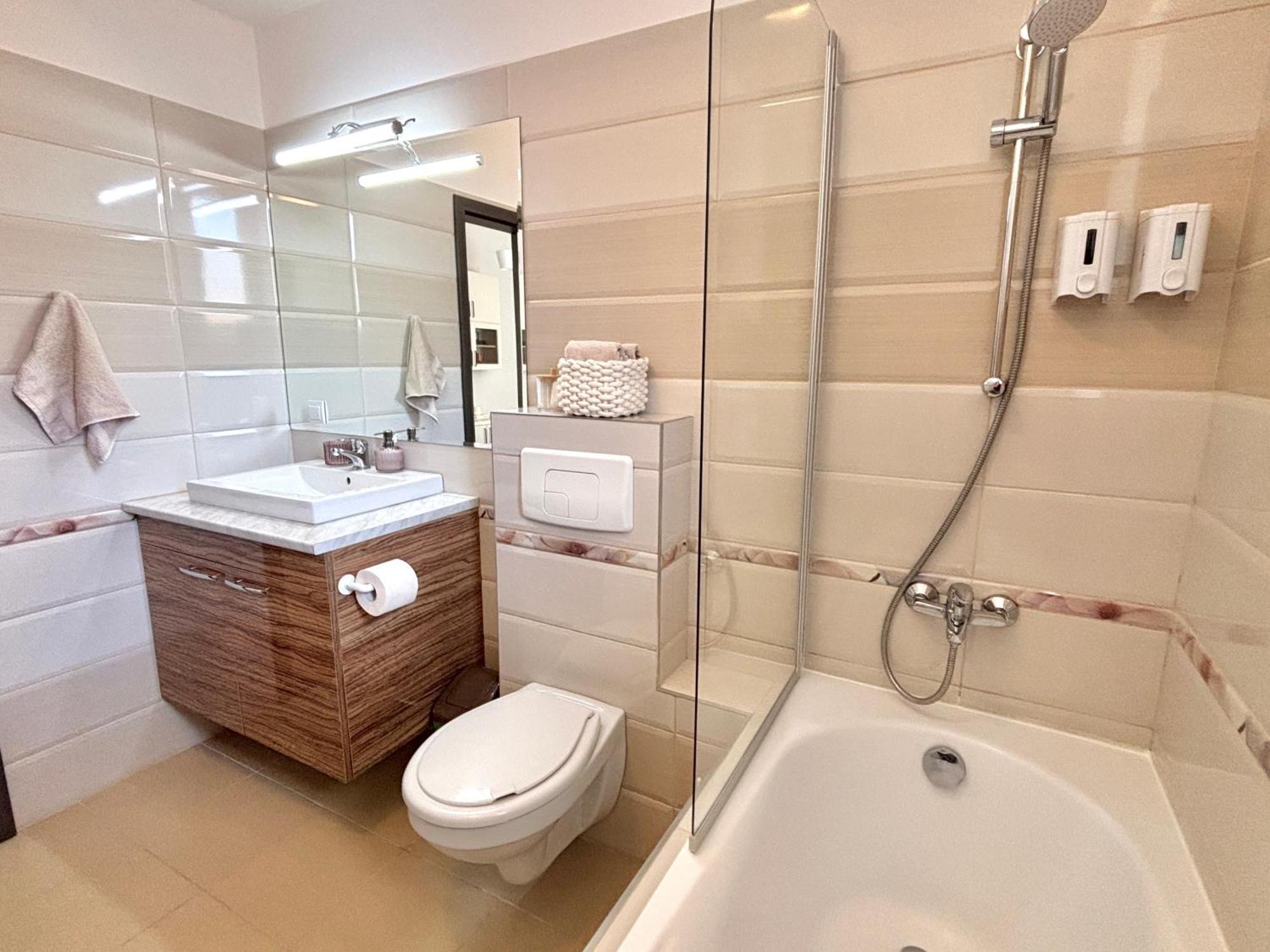 Wanderlust Home Cream, Rasnov Apt For 4, Wifi And Free Parking Esterno foto