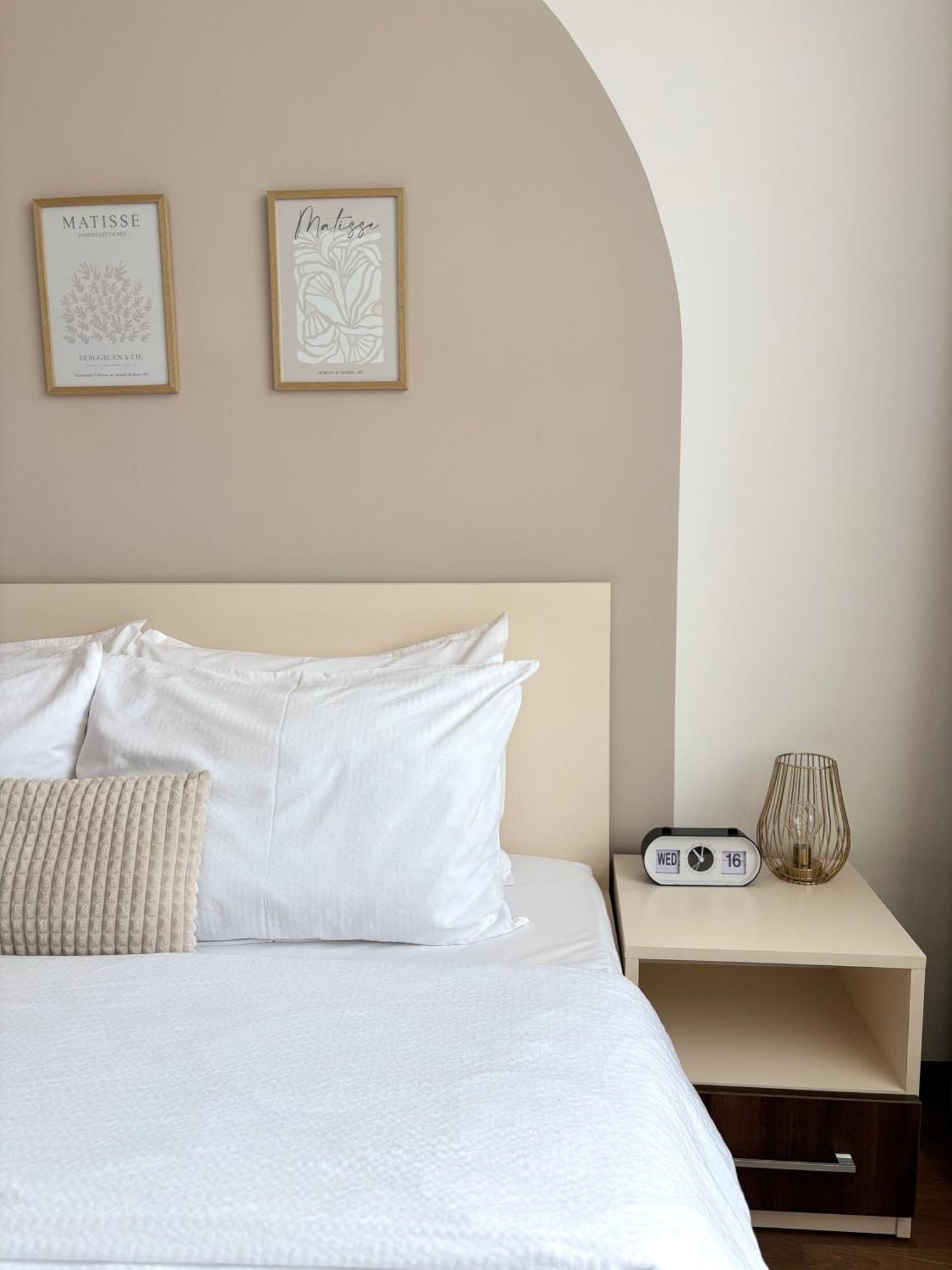 Wanderlust Home Cream, Rasnov Apt For 4, Wifi And Free Parking Esterno foto