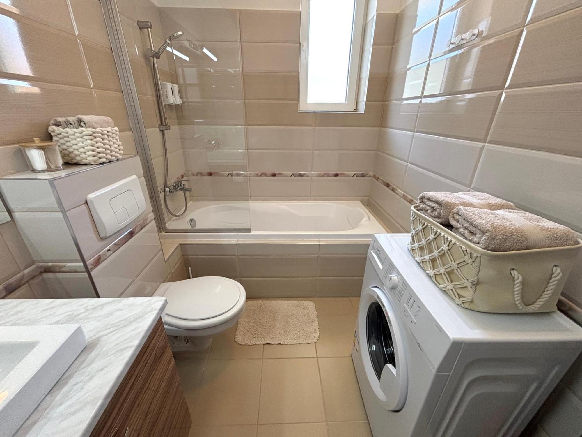 Wanderlust Home Cream, Rasnov Apt For 4, Wifi And Free Parking Esterno foto