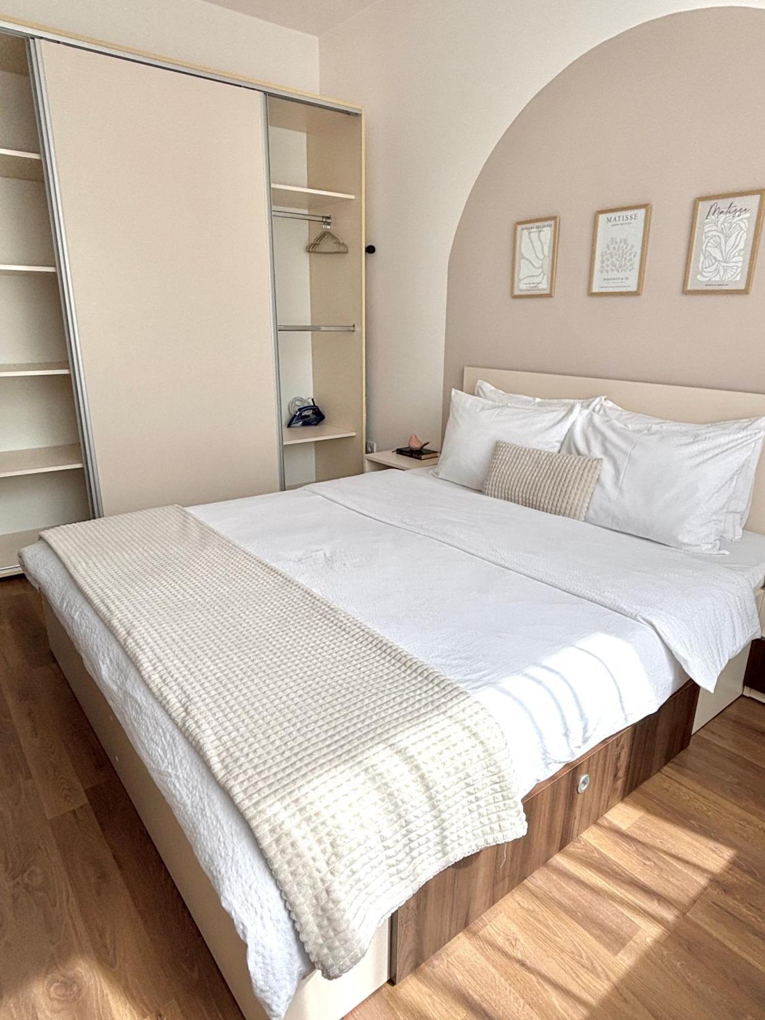 Wanderlust Home Cream, Rasnov Apt For 4, Wifi And Free Parking Esterno foto