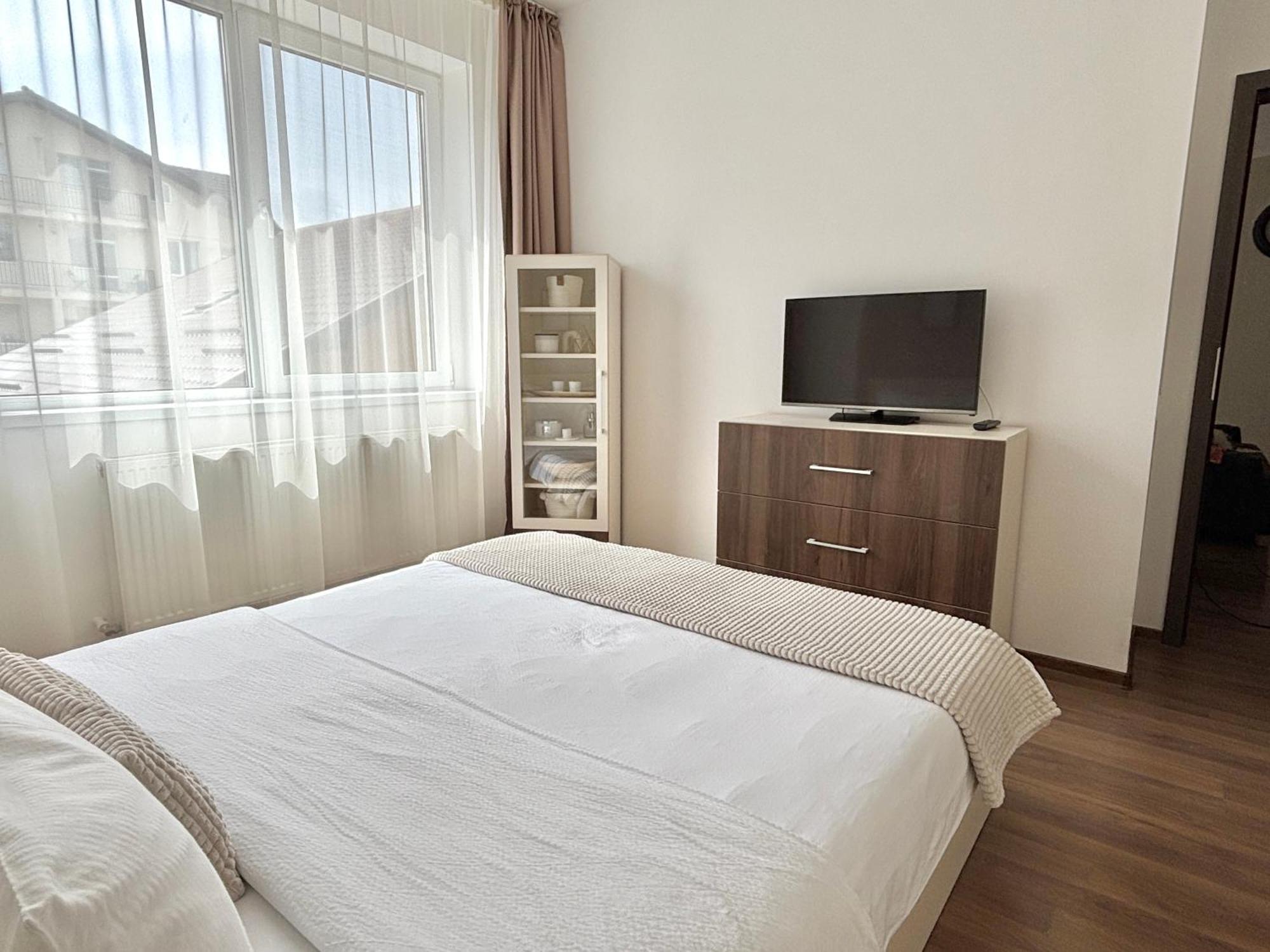Wanderlust Home Cream, Rasnov Apt For 4, Wifi And Free Parking Esterno foto