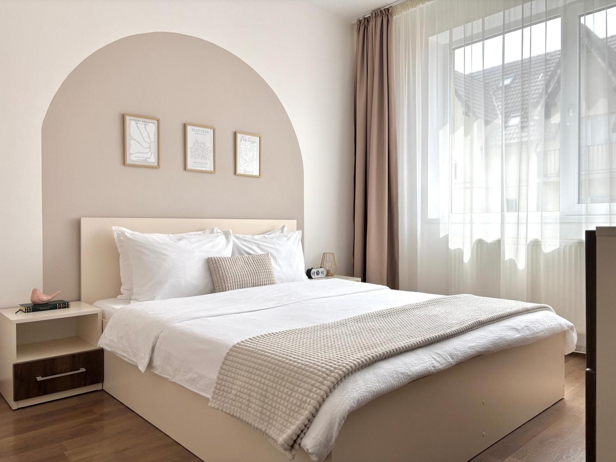 Wanderlust Home Cream, Rasnov Apt For 4, Wifi And Free Parking Esterno foto
