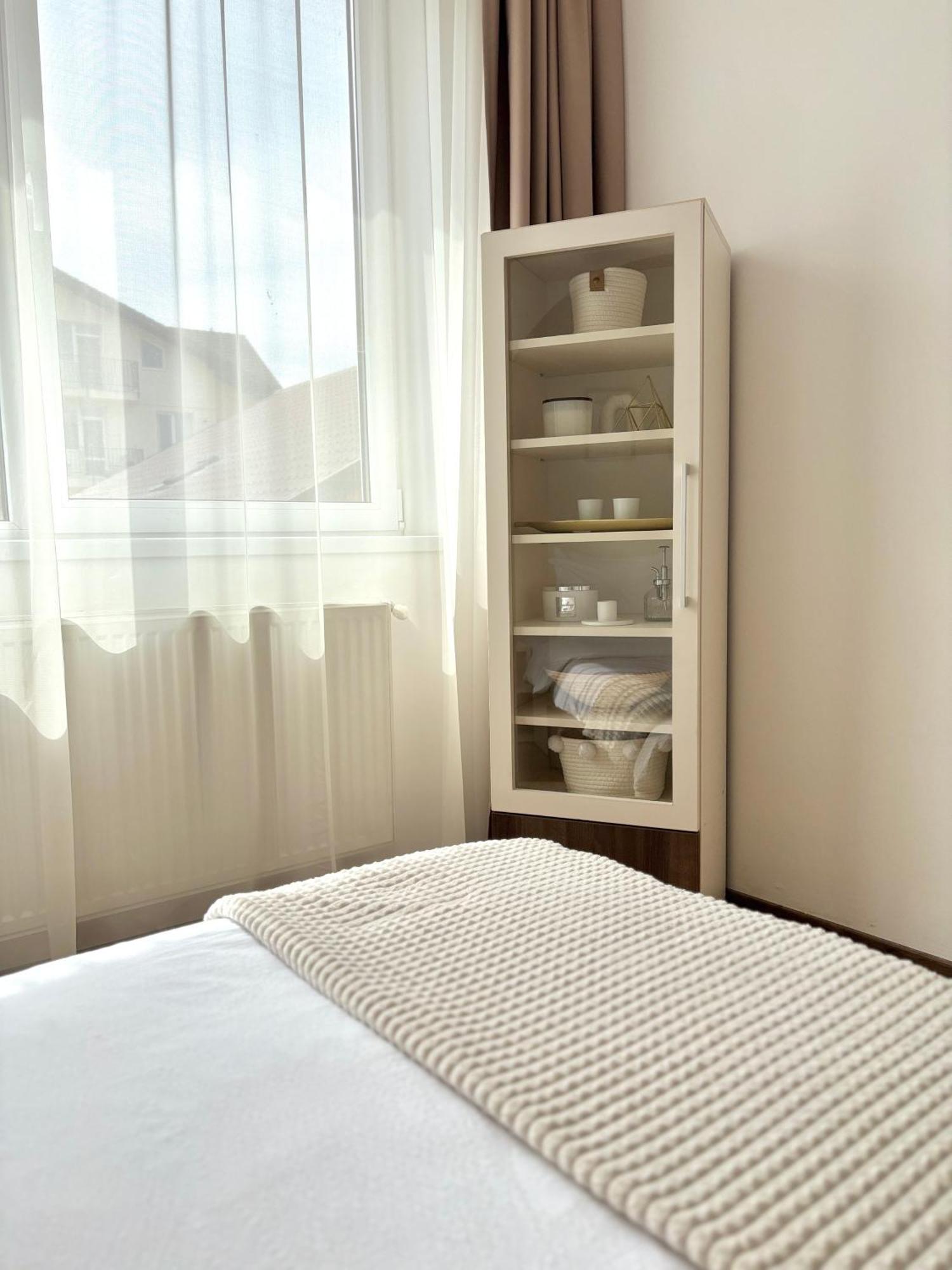 Wanderlust Home Cream, Rasnov Apt For 4, Wifi And Free Parking Esterno foto