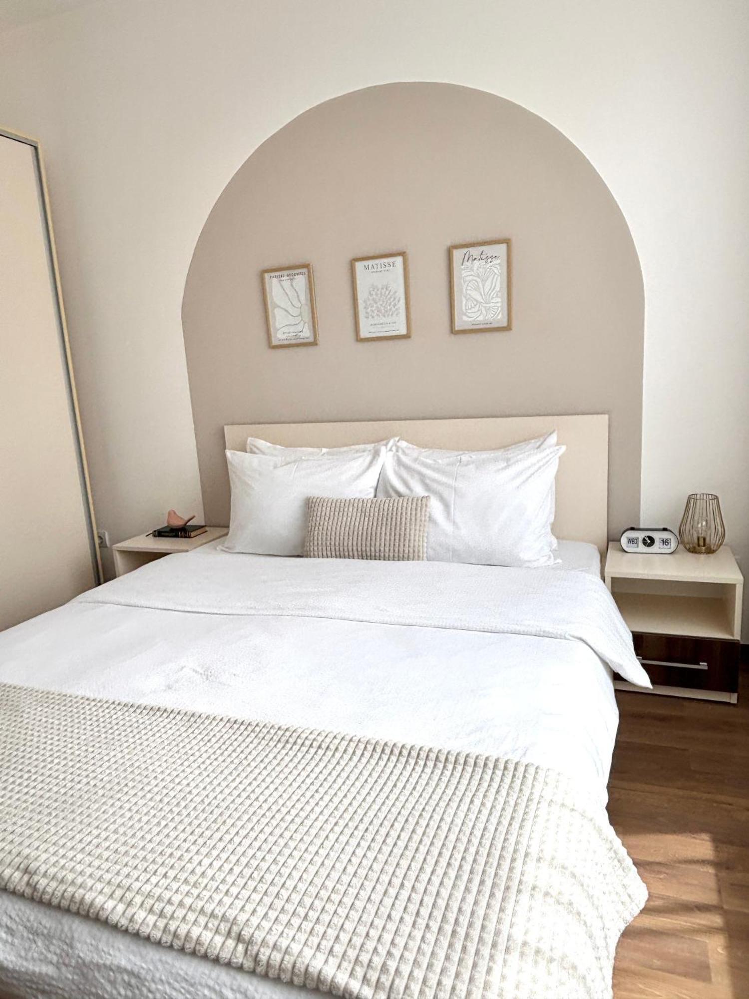 Wanderlust Home Cream, Rasnov Apt For 4, Wifi And Free Parking Esterno foto