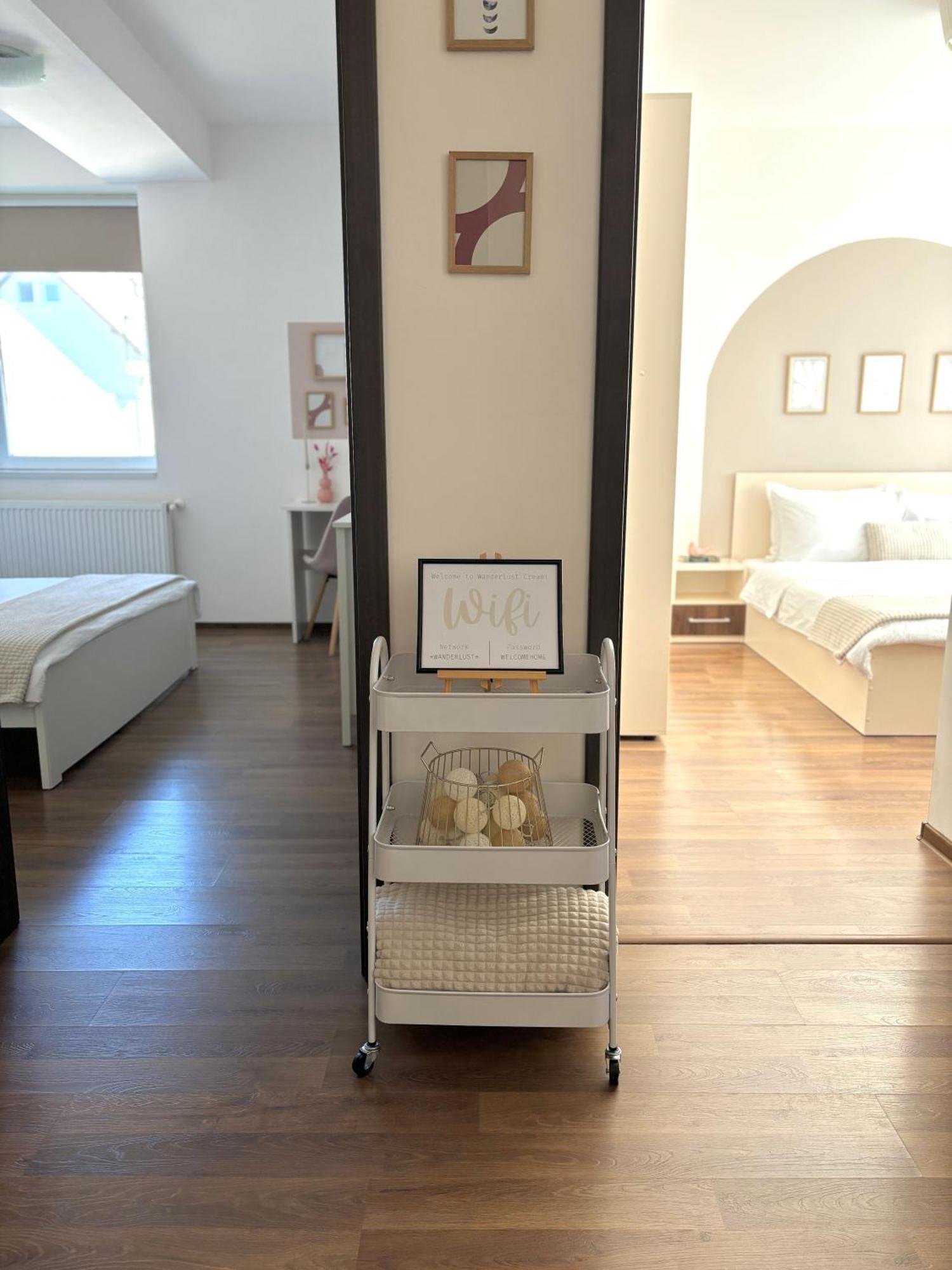 Wanderlust Home Cream, Rasnov Apt For 4, Wifi And Free Parking Esterno foto